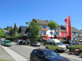 Отель Land-gut-Hotel zur Burg Nürburgring-Eifel, Нюрбург